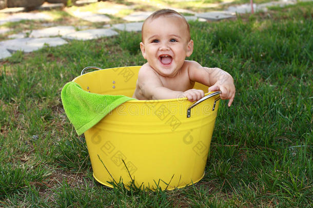 花园里黄桶里的婴儿