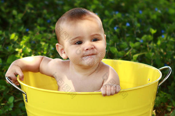 在黄色浴缸里顽皮地<strong>笑</strong>的婴儿