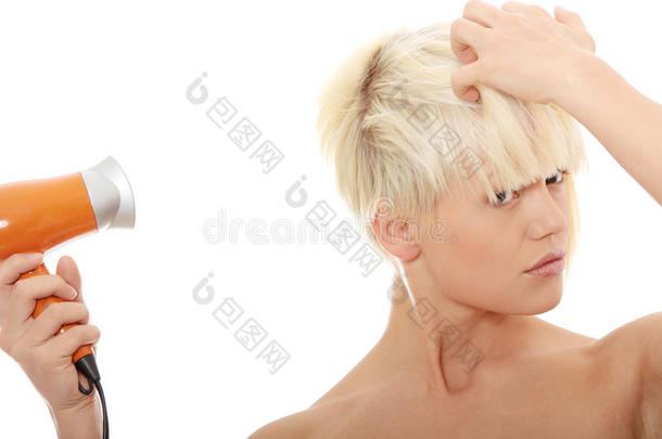 金发女人用吹风机