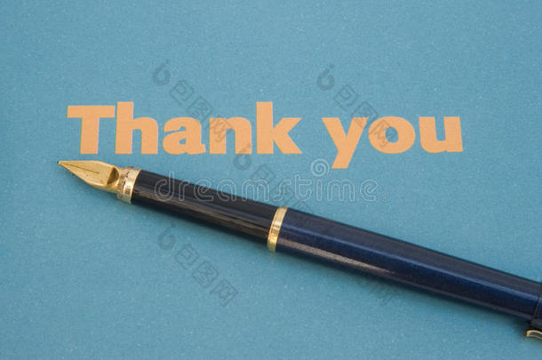 用钢笔在蓝纸上写感谢信。