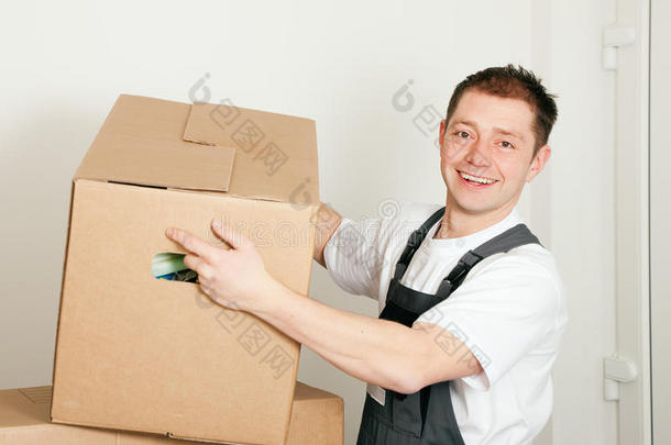 搬运工在搬迁过程中带箱子