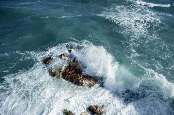 汹涌的海浪冲向巨石