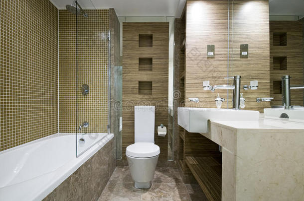 现代浴室，大理石地板和马赛克瓷砖