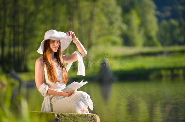 春意盎然的浪漫女子坐在湖边