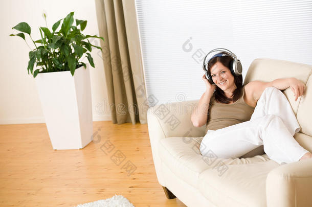 带耳机的女士在休息室听音乐
