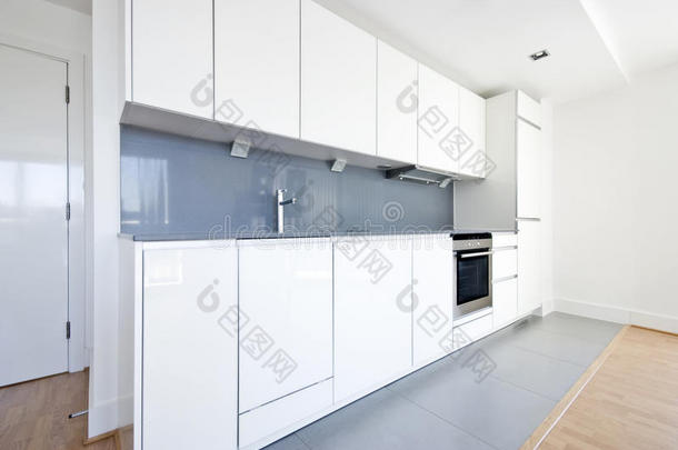 白色和灰色的现代全装修厨房