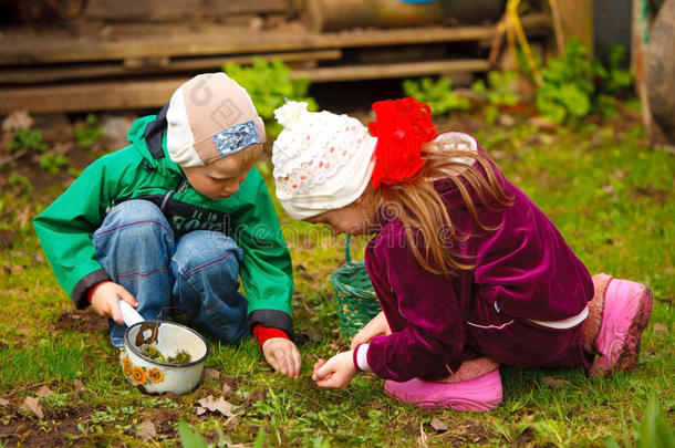 男孩和女孩寻找昆虫和蠕虫