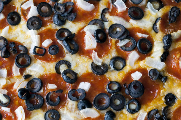 披萨，意大利香肠，黑橄榄，洋葱