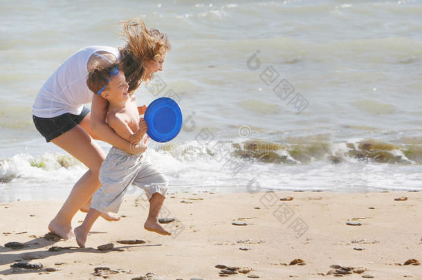 母子俩在沙滩上玩耍