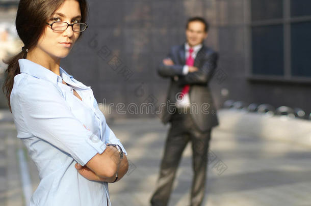 一个年轻的女商人和她的男<strong>同事</strong>