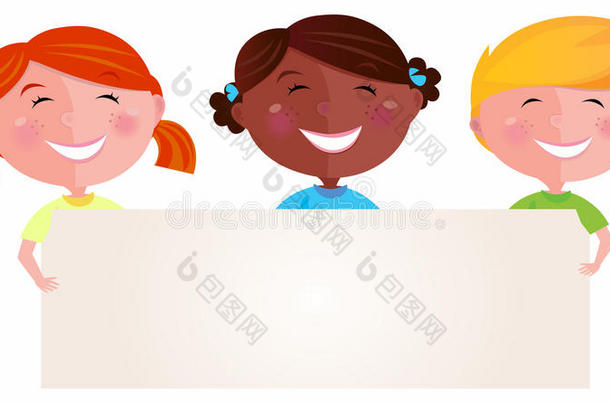 可爱的多元文化儿童举着一个空白的牌子