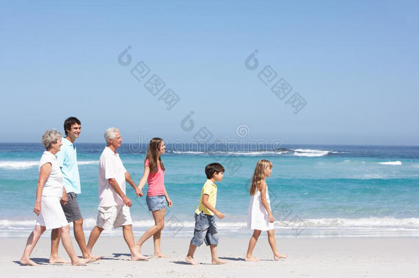 走在沙滩上的三代家庭