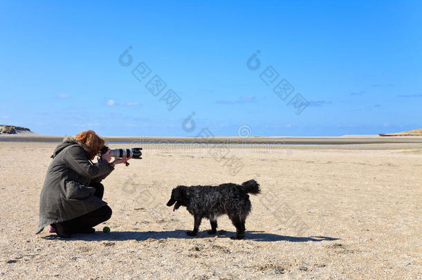 沙滩沙丘上的女摄影师