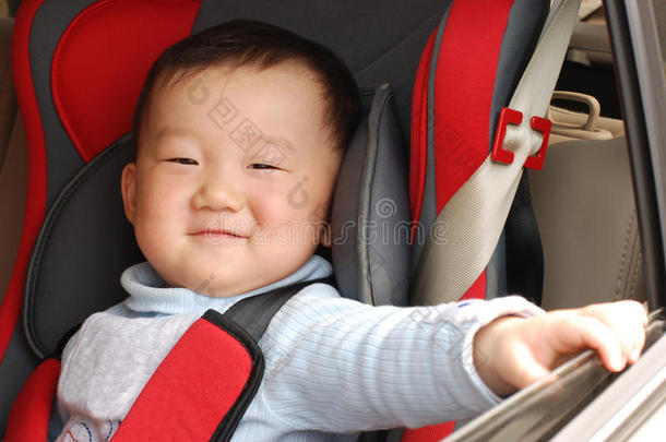 微笑男孩坐在婴儿<strong>安全座椅</strong>上
