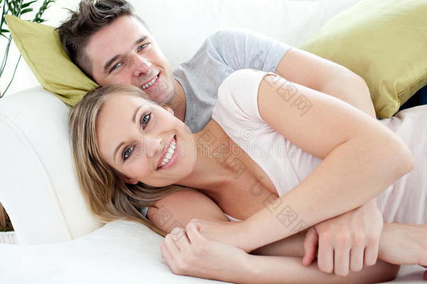 微笑的情侣在沙发上一起玩