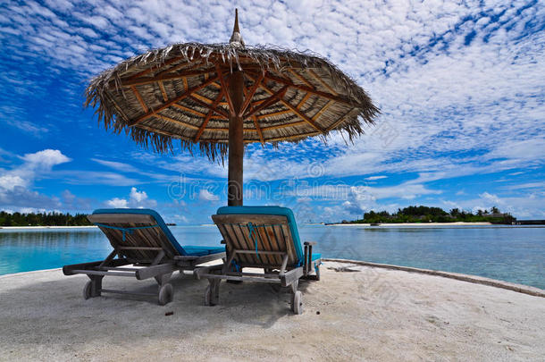 带沙滩伞的<strong>马尔代夫</strong>沙滩椅