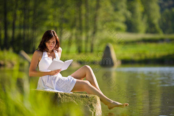 <strong>春意盎然</strong>的浪漫女子坐在湖边
