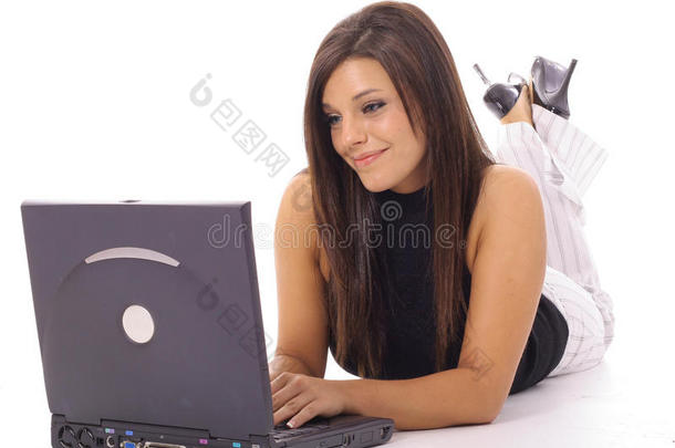 漂亮女孩在笔记本电脑上查看电子邮件