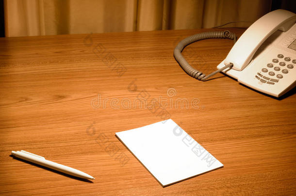 桌子上的空白白纸