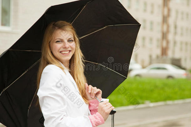 户外带伞的女孩