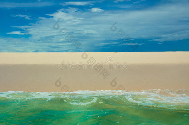 海滩，大海和<strong>深蓝色</strong>的<strong>天空</strong>