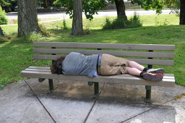 在公共<strong>场合</strong>睡在长凳上