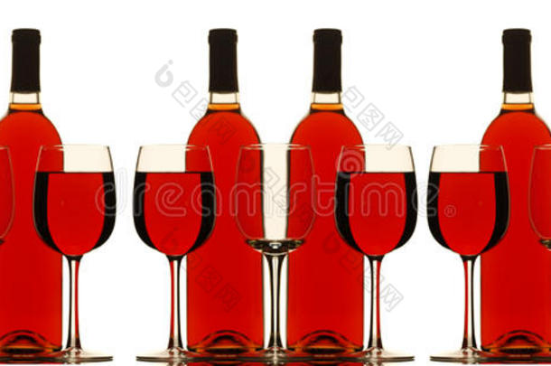 装满<strong>红</strong>酒的瓶子和玻璃杯