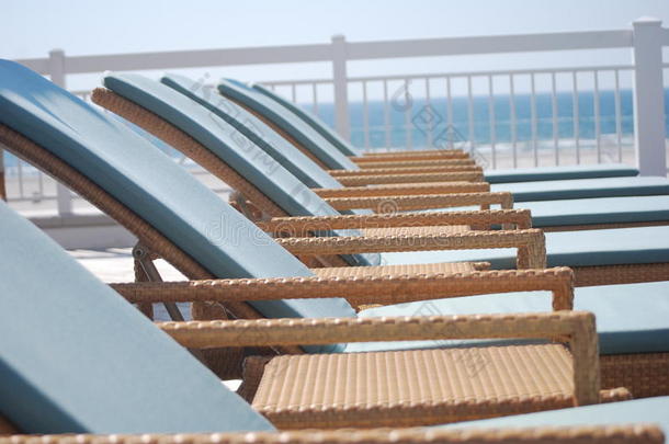 海边泳池边的柳条躺椅