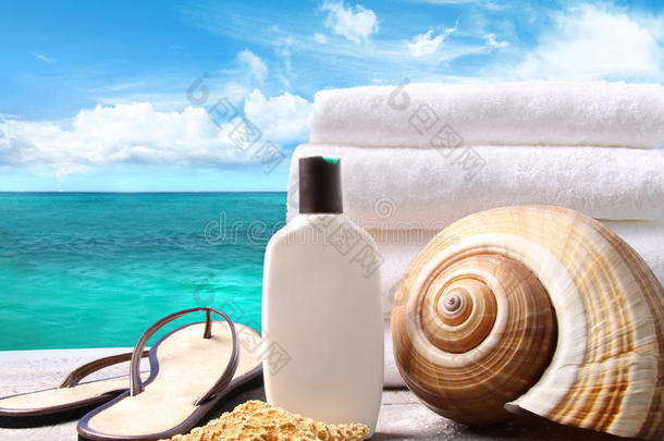 防晒乳液、毛巾和海洋
