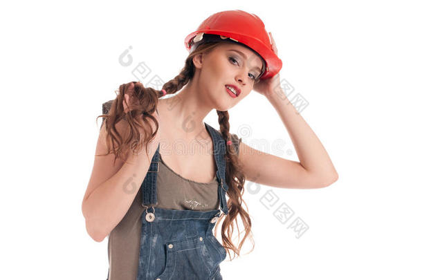 穿着工作服戴着头盔的嬉戏的年轻女工