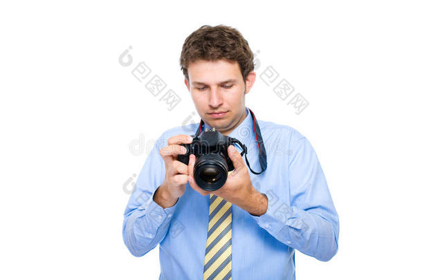 摄影师检查单反相机上的照片