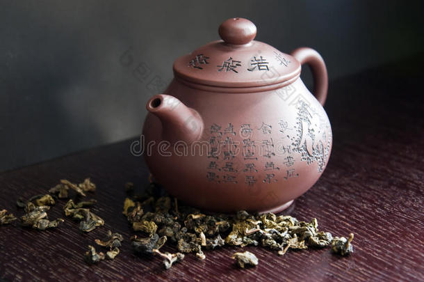 木桌上的茶壶和茶叶
