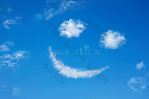 蓝天白云中的微笑