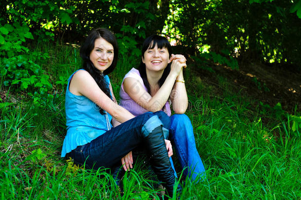 两姐妹坐在草地上
