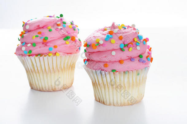 两个白色的粉色美食蛋糕