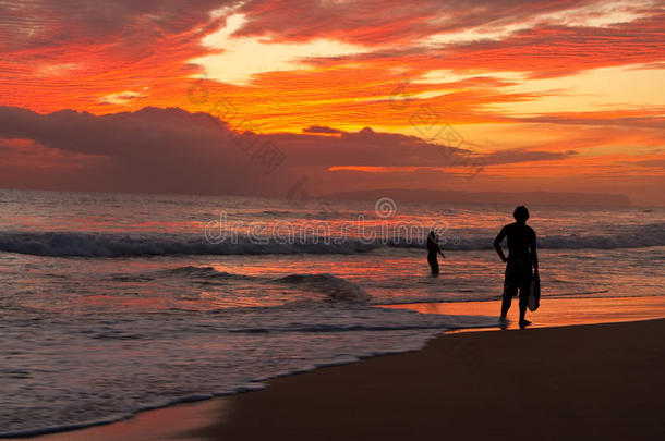 冲浪者-海滩日落-夏威夷考艾岛