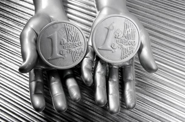 未来机器人手中的两枚银币