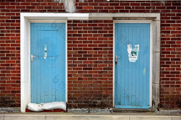 两扇用砖砌成的蓝色旧门