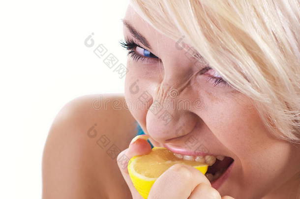 女人吃柠檬