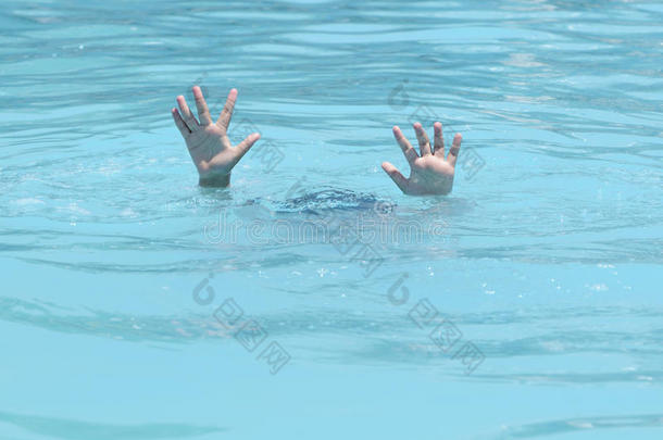 溺水男孩的手