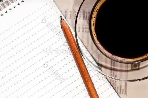桌子上的咖啡和笔记本