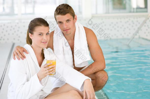 豪华水疗-年轻的运动情侣在游泳池放松