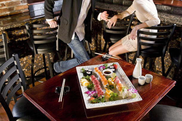 日本餐厅餐桌上的寿司拼盘