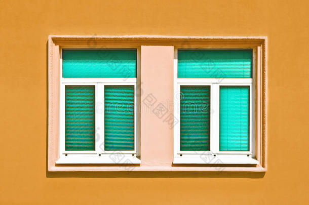 黄墙上的青色窗户