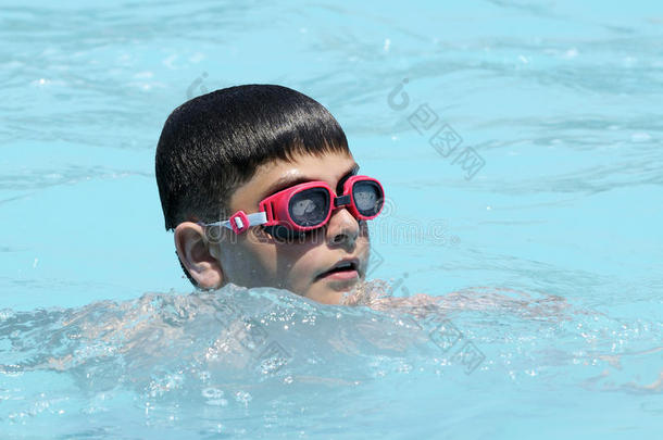 在游泳池里游泳的男孩