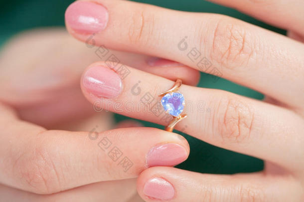带蓝色宝石的金戒指试试手指