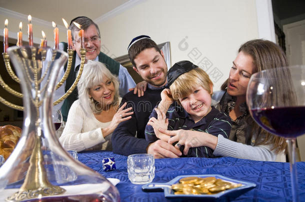 犹太家庭庆祝光明<strong>节</strong>
