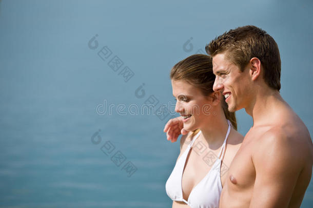 泳装情侣在海上享受水和阳光