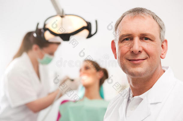 牙医在做手术