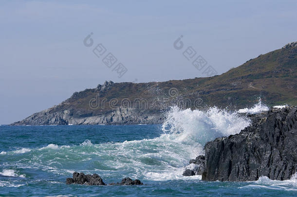 海浪拍打岩石